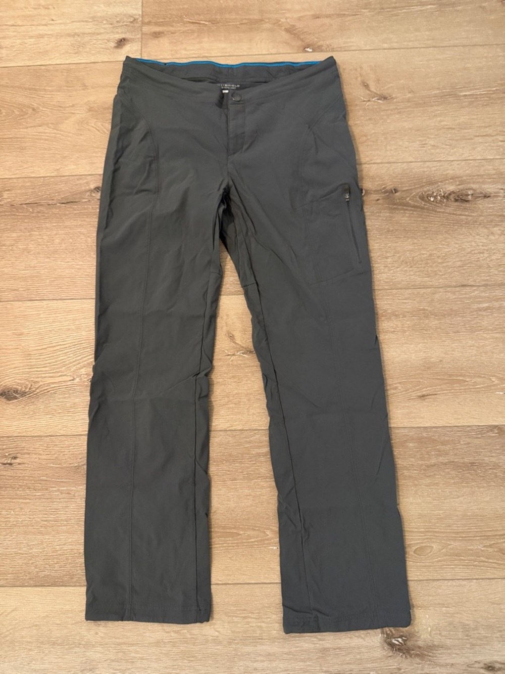 Columbia women’s Dark Gray Outdoor Cargo Pants size 8